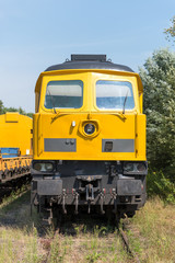 Fototapeta na wymiar Lokomotive in gelb