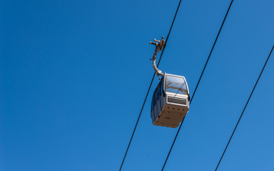 Obraz premium cableway against the sky, transport at height and tourist attraction