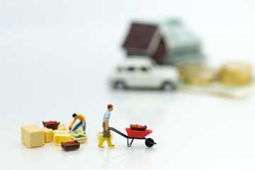 Obraz premium Miniature people: Farmers who sell rice trading business. Image use for business concept.