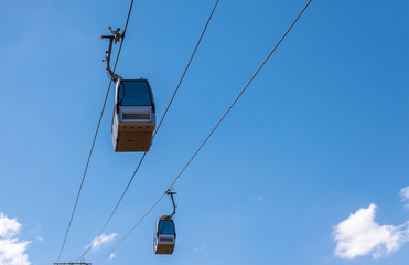 Obraz premium cableway against the sky, transport at height and tourist attraction