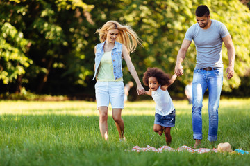 Fototapeta premium Szczęśliwa młoda para spędza czas z córką