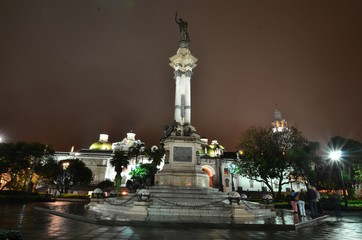 Quito Plaza San Francisco bei nacht