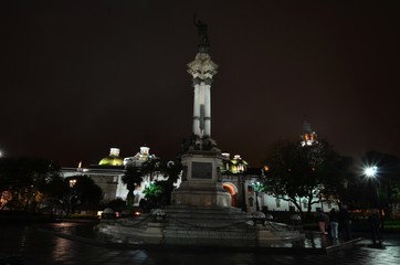 Quito Plaza San Francisco bei nacht