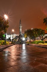 Quito Plaza San Francisco bei nacht