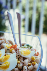 Frischer Nudelsalat mit Gemüse und Eiern, Sommer, draußen