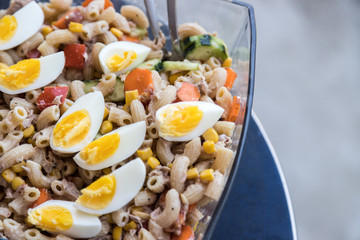 Frischer Nudelsalat mit Gemüse und Eiern, Sommer, draußen