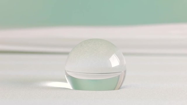 Materasso e cuscino in schiuma memory foam testato da una mano e una palla di vetro che rotola e rimbalza.