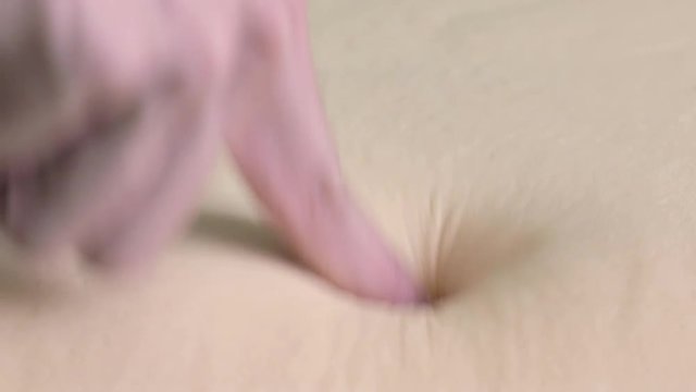 Mano che tocca un materasso in memory foam tecnologico. Super Slow motion.