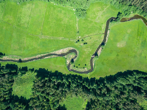 Fototapeta Widok z lotu ptaka na rzekę Rospuda oraz płynące kajaki
