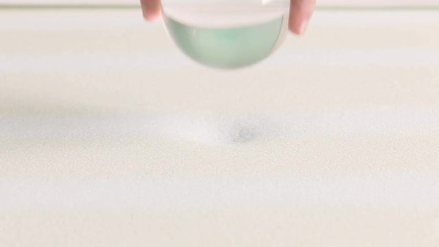 Materasso e cuscino in schiuma memory foam testato da una mano e una palla di vetro che rotola e rimbalza.