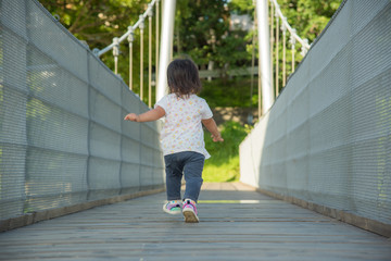 つり橋を渡る子供