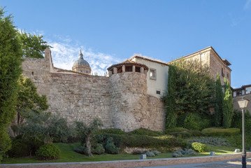 Fototapeta na wymiar Torreon y restos de la muralla medieval de Salamanca España