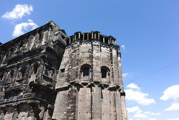 Die Porta Nigra (lateinisch für „Schwarzes Tor“) ist ein ab 170 n. Chr. errichtetes früheres...