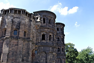 Die Porta Nigra (lateinisch für „Schwarzes Tor“) ist ein ab 170 n. Chr. errichtetes früheres...