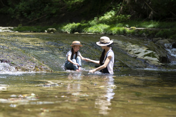 川で遊ぶ親子
