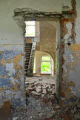 Zniszczone wnętrze opuszczonej wojskowej bazy.
