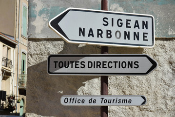 Fototapeta premium Panneaux de direction : sigean, narbonne, aude, languedoc, occitanie, toutes directions et office de tourisme