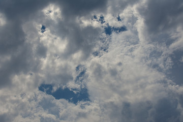 ciel gris et nuageux