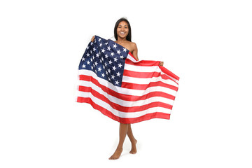 Hübsche junge Frau mit der Fahne der USA lacht