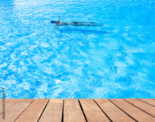 Apnée En Piscine Bleue Plage En Bois Stock Photo And