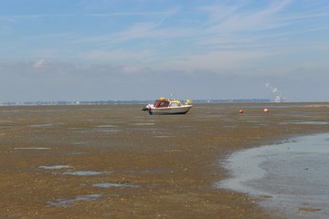 Nordsee bei Ebbe, leeres Boot im Watt, Friesland, Niedersachsen am Jadebusen