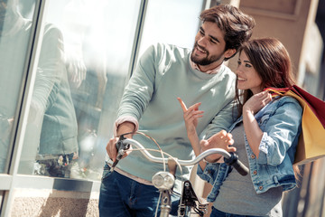 Obraz premium Portrait of a couple with shopping bags