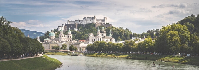 Fototapeta premium Salzburg stare miasto z twierdzami Hohensalzburg i Salzach latem, panorama