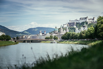 Fototapeta na wymiar Salzburger Altstadt mit Festung Hohensalzburg im Sommer