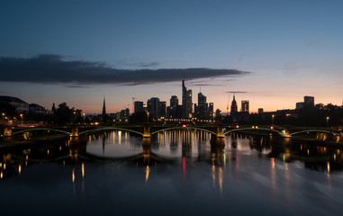 Fototapeta na wymiar Skyline Frankfurt blaue Stunde 2018