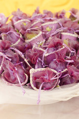 gruppo di bomboniere color lilla sopra un piatto bianco