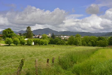 Sare (64310) entre champs, montagnes et ciel bleu, département des Pyrénées-Atlantiques en région Nouvelle-Aquitaine, France	