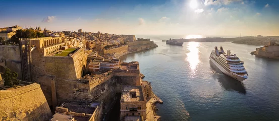 Poster Valletta, Malta - Panoramisch luchtfoto skyline van Valletta wanneer cruiseschepen zeilen in de grote haven van Surnise © zgphotography