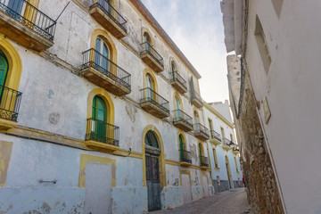 Obraz premium Ibiza, España - 28 August, 2017: Narrow pedestrian streets in Ibiza old town center. Baleares, Spain