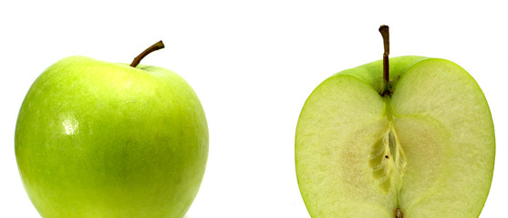 zwei grüne Äfpel isoliert halbiert und ganz