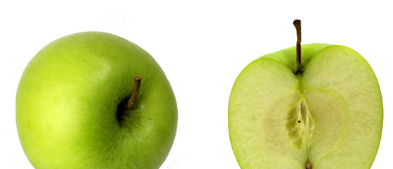 Grüner Apfel ganz und halbiert isoliert mit weißem Hintergrund