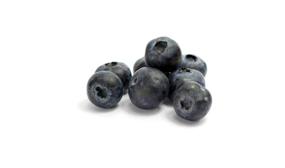 Blaubeeren isoliert mit weißem Hintergrund
