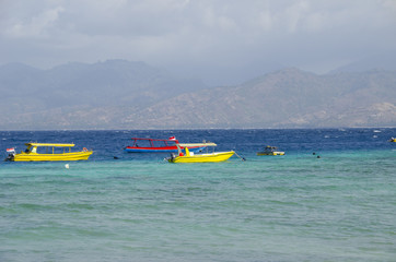 Żółte i czerwone łodzie