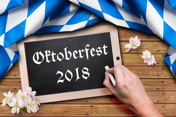 Tischtuch mit bayrischem Rautenmuster und Kreidetafel mit Aufschrift 