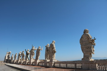 Obraz premium Holy statues on the roof of St. Peter's Basilica in the Vatican in Rome, Italy