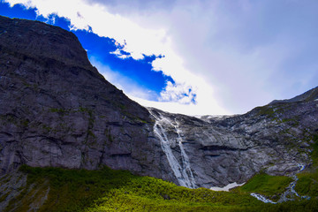 Wasserfall am Briksdal Gletscher, Norwegen