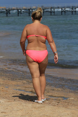 Frau unternimmt Strand-Spaziergang