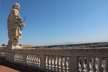 Obraz premium Holy statue on the roof of St. Peter's Basilica in the Vatican in Rome, Italy