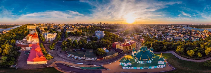 Cercles muraux Kiev A big 360 degrees panorama of the city of Kiev on Podol at sunset. A modern metropolis in the center of Europe against the backdrop of sunset sky from a bird's eye view. Aerial view. Panorama of the