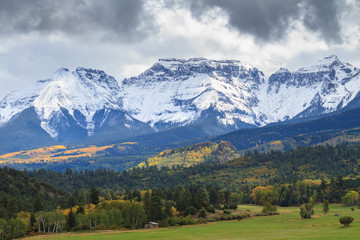 Fototapeta na wymiar The Scenic Beauty of the Colorado Rocky Mountains - Autumn Scenery in Colorado