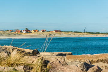 Fototapeta premium Meeresbucht von Skagen Dänemark mit historischem Leuchturm und sandstrand