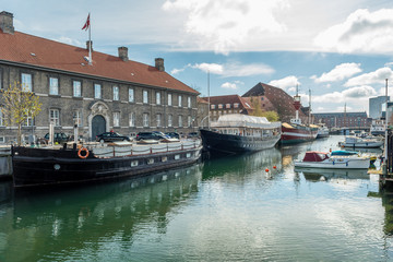 Schiffe im Kanal von Kopenhagen mit Wohnhaus im hintergrund