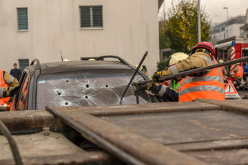 Windschutzscheibe mit eisenstangen durchbort nach Verkehresunfall Feuerwehr bei der Rettung