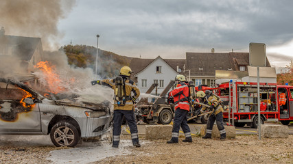 Löschen brennendes Auto nach Verkehrsunfall