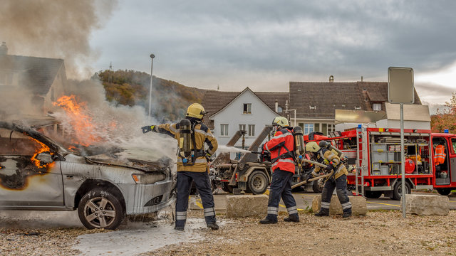 L&ouml;schen brennendes Auto nach Verkehrsunfall