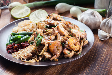 Pad Thai with chicken and shrimp